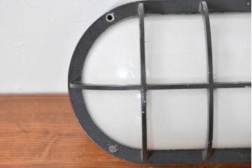 中古　希少な廃番品　ヤマギワ(yamagiwa)　BEGA(ベガ/ドイツ)　楕円ガラスに格子フレームデザインのウォールランプ　(R-084091)