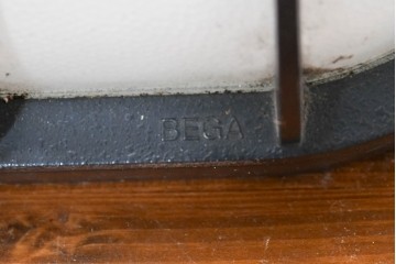 中古　希少な廃番品　ヤマギワ(yamagiwa)　BEGA(ベガ/ドイツ)　楕円ガラスに格子フレームデザインのウォールランプ　(R-084091)