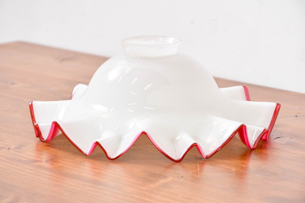 《引っ掛けシーリング式ペンダントライト加工費込み》　和製アンティーク　大正～昭和初期　当時物　赤縁の波打つようなフリル形状がかわいらしいペンダントライト　(R-084093)