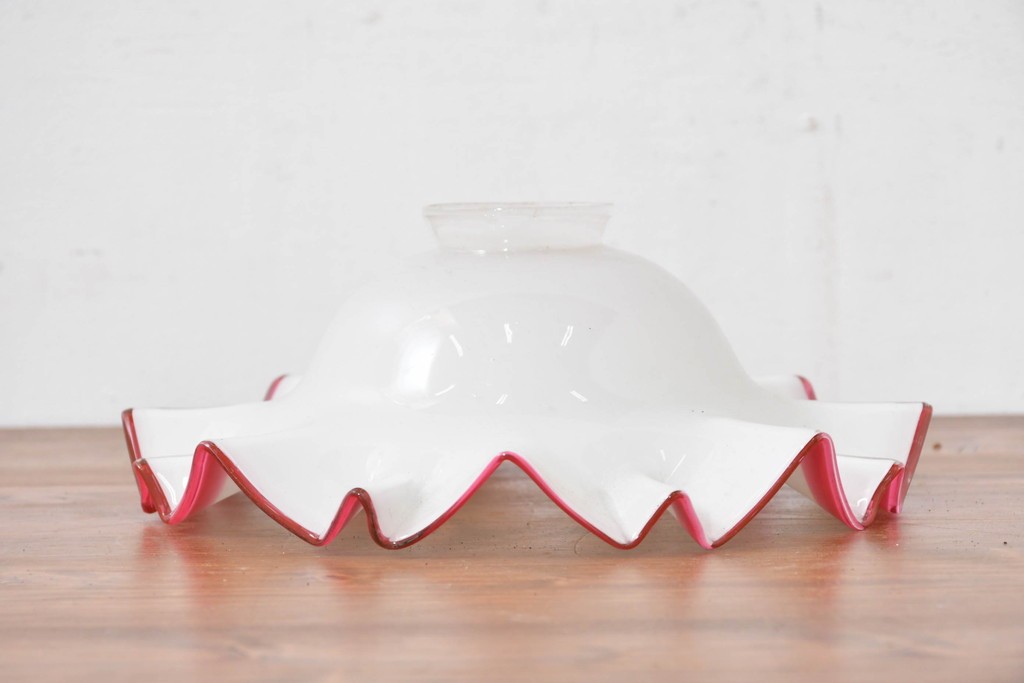 《引っ掛けシーリング式ペンダントライト加工費込み》　和製アンティーク　大正～昭和初期　当時物　赤縁の波打つようなフリル形状がかわいらしいペンダントライト　(R-084093)