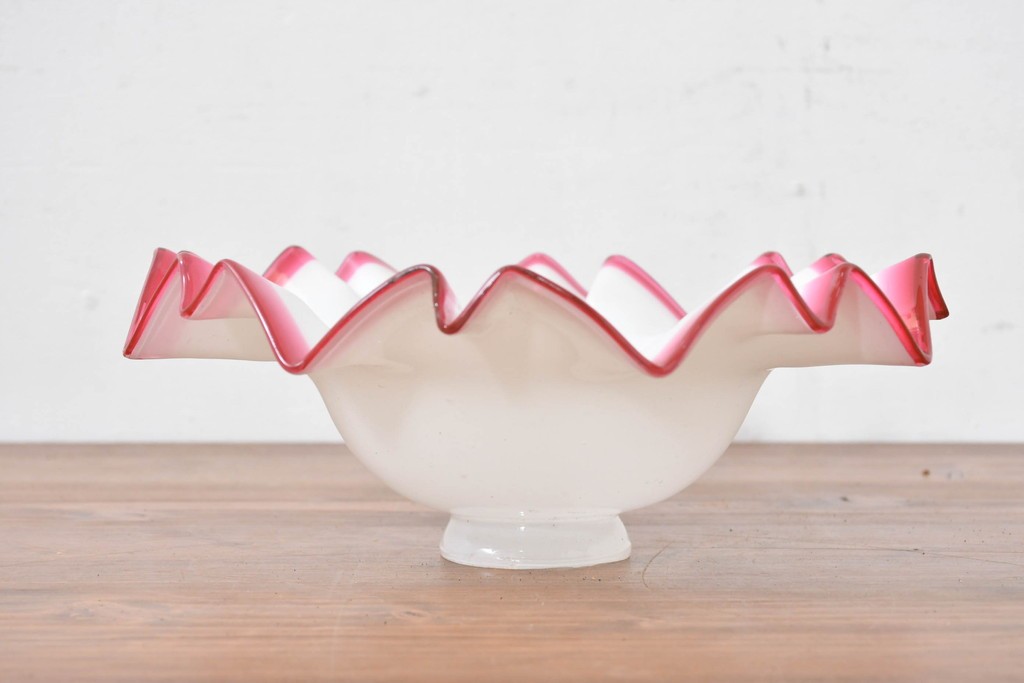 《引っ掛けシーリング式ペンダントライト加工費込み》　和製アンティーク　大正～昭和初期　当時物　赤縁の波打つようなフリル形状がかわいらしいペンダントライト　(R-084093)