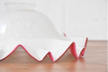 《引っ掛けシーリング式ペンダントライト加工費込み》　和製アンティーク　大正～昭和初期　当時物　赤縁の波打つようなフリル形状がかわいらしいペンダントライト　(R-084093)