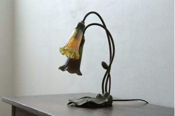 中古　スイス　アンティーク調　花形ガラスシェードのデスクライト　(R-084096)