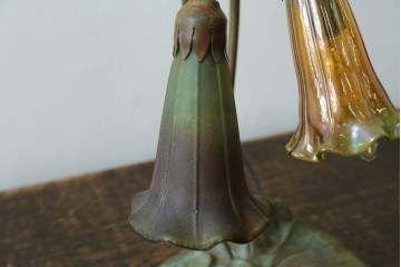 中古　スイス　アンティーク調　花形ガラスシェードのデスクライト　(R-084096)
