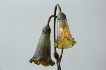 中古　スイス　アンティーク調　花形ガラスシェードのデスクライト　(R-084096)