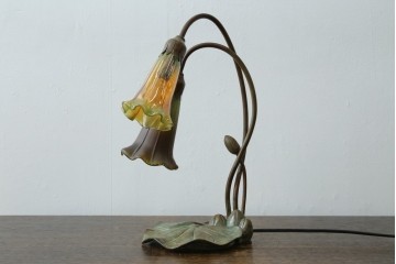 中古　スイス　アンティーク調　花形ガラスシェードのデスクライト　(R-084096)
