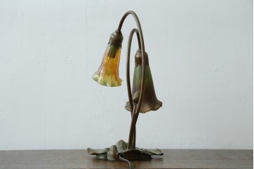 中古　スイス　アンティーク調　花形ガラスシェードのデスクライト　(R-084096)