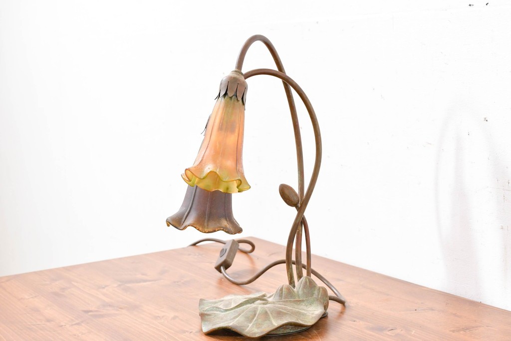 中古　スイス　アンティーク調　花形ガラスシェードのデスクライト　(R-084096)