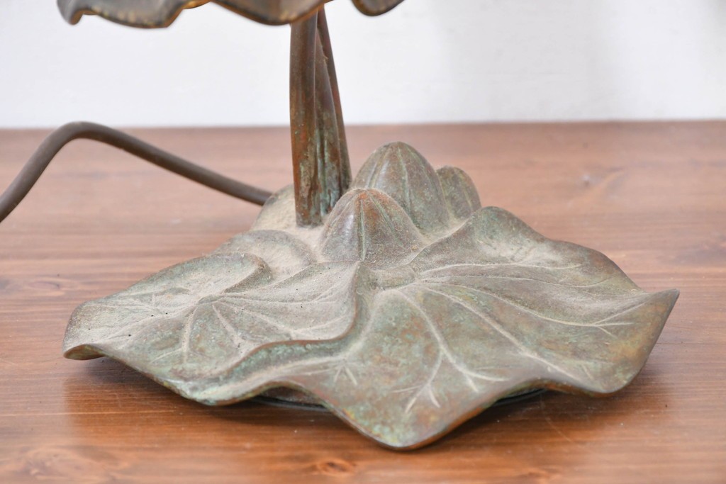 中古　スイス　アンティーク調　花形ガラスシェードのデスクライト　(R-084096)