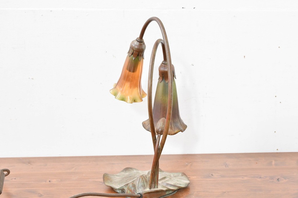 中古　スイス　アンティーク調　花形ガラスシェードのデスクライト　(R-084096)