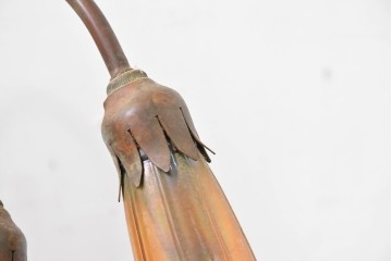 中古　スイス　アンティーク調　花形ガラスシェードのデスクライト　(R-084096)