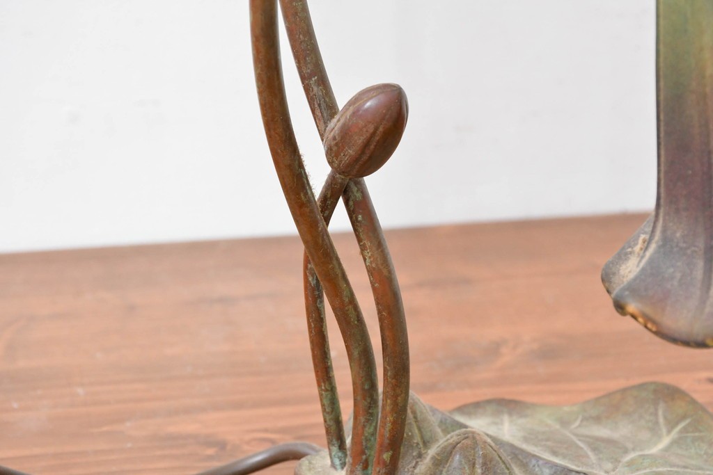 中古　スイス　アンティーク調　花形ガラスシェードのデスクライト　(R-084096)