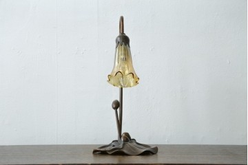 中古　スイス　アンティーク調　葉形ベースと花形ガラスシェードのデスクライト　(R-084097)