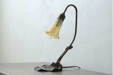 中古　スイス　アンティーク調　葉形ベースと花形ガラスシェードのデスクライト　(R-084097)