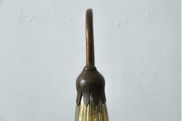 中古　スイス　アンティーク調　葉形ベースと花形ガラスシェードのデスクライト　(R-084097)