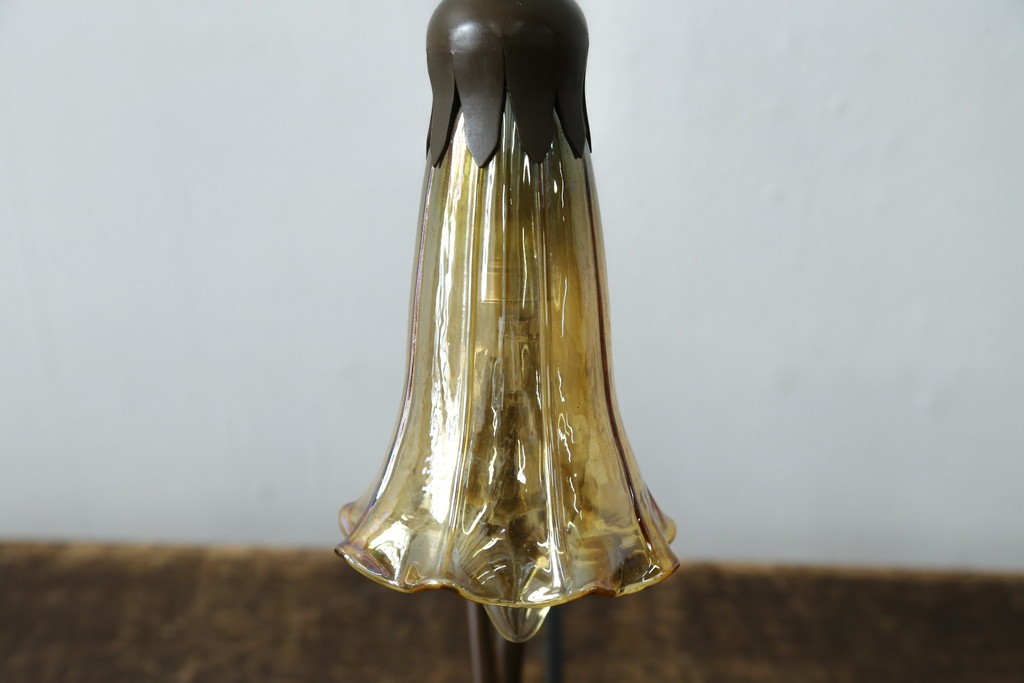 中古　スイス　アンティーク調　葉形ベースと花形ガラスシェードのデスクライト　(R-084097)