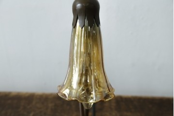 中古　スイス　アンティーク調　葉形ベースと花形ガラスシェードのデスクライト　(R-084097)