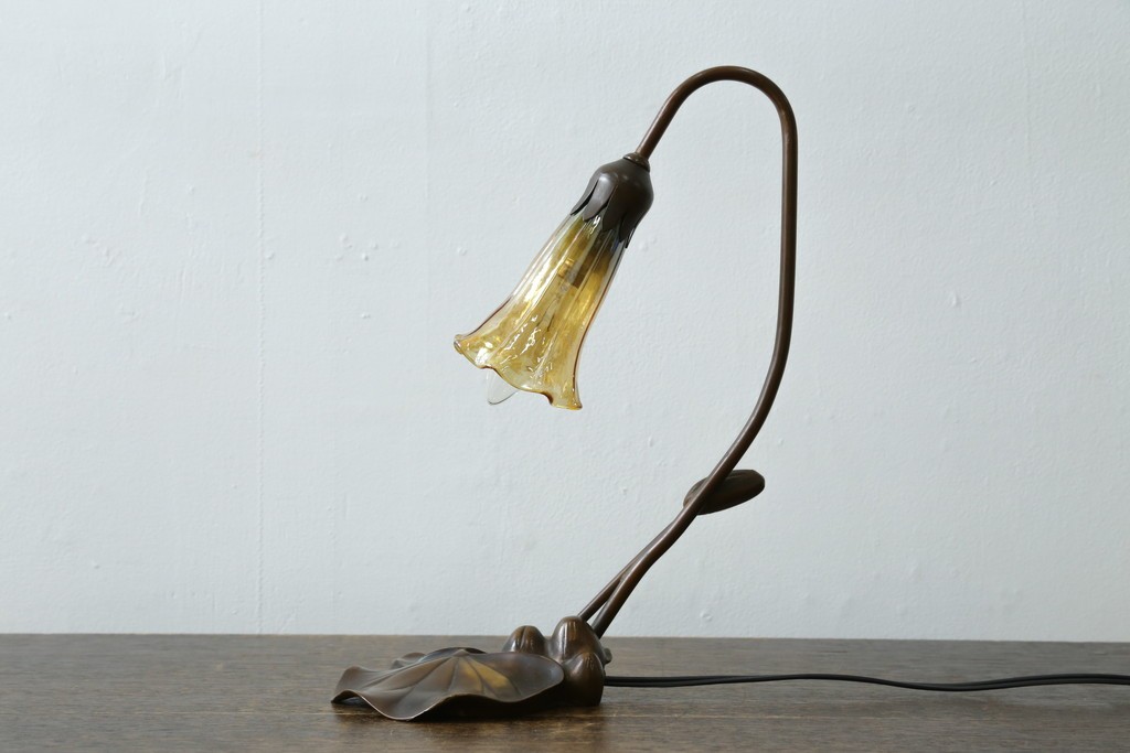中古　スイス　アンティーク調　葉形ベースと花形ガラスシェードのデスクライト　(R-084097)