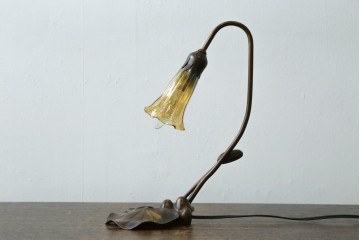 中古　スイス　アンティーク調　葉形ベースと花形ガラスシェードのデスクライト　(R-084097)