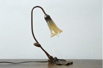 中古　スイス　アンティーク調　葉形ベースと花形ガラスシェードのデスクライト　(R-084097)