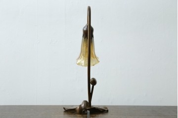中古　スイス　アンティーク調　葉形ベースと花形ガラスシェードのデスクライト　(R-084097)