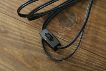 中古　スイス　アンティーク調　葉形ベースと花形ガラスシェードのデスクライト　(R-084097)