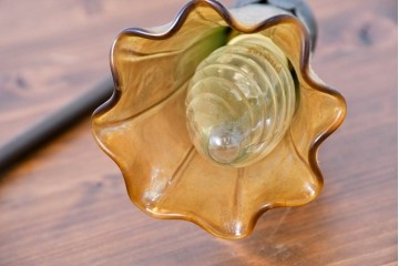 中古　スイス　アンティーク調　葉形ベースと花形ガラスシェードのデスクライト　(R-084097)