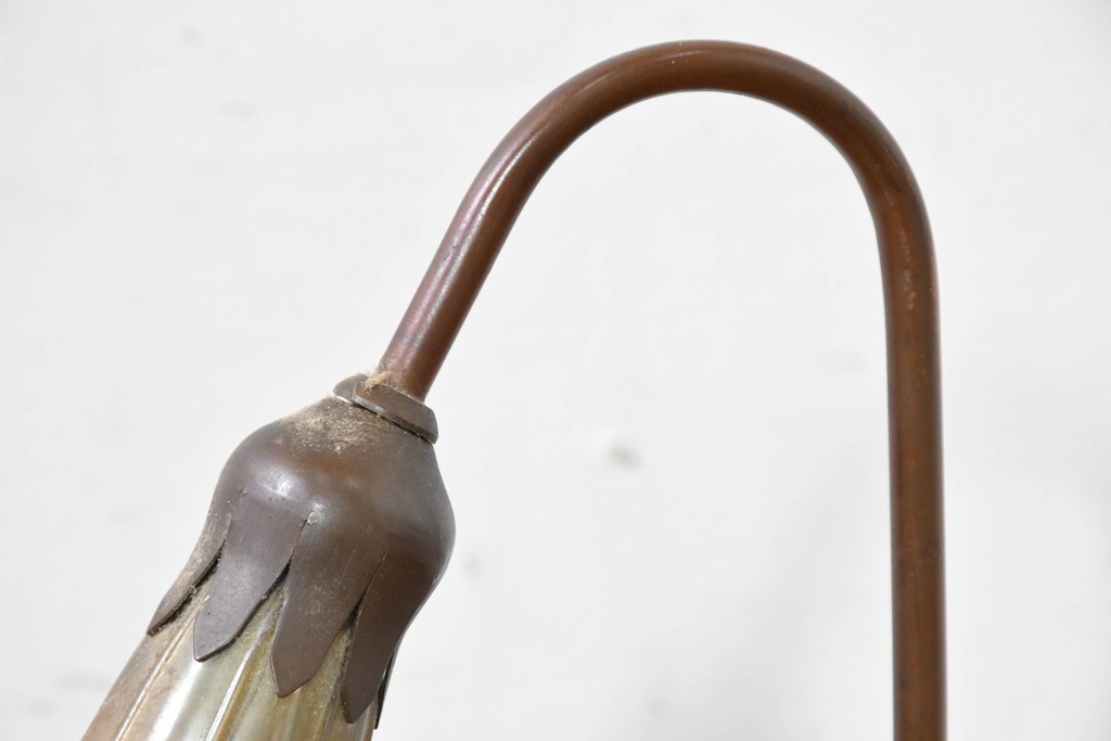 中古　スイス　アンティーク調　葉形ベースと花形ガラスシェードのデスクライト　(R-084097)