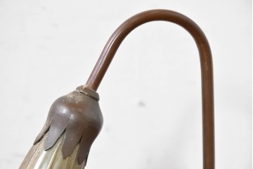 中古　スイス　アンティーク調　葉形ベースと花形ガラスシェードのデスクライト　(R-084097)