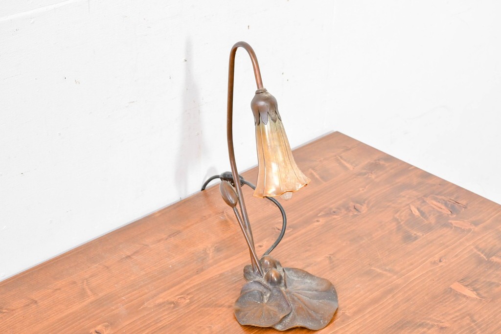 中古　スイス　アンティーク調　葉形ベースと花形ガラスシェードのデスクライト　(R-084097)