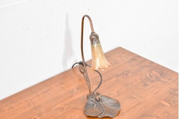 中古　スイス　アンティーク調　葉形ベースと花形ガラスシェードのデスクライト　(R-084097)
