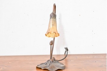 中古　スイス　アンティーク調　葉形ベースと花形ガラスシェードのデスクライト　(R-084097)