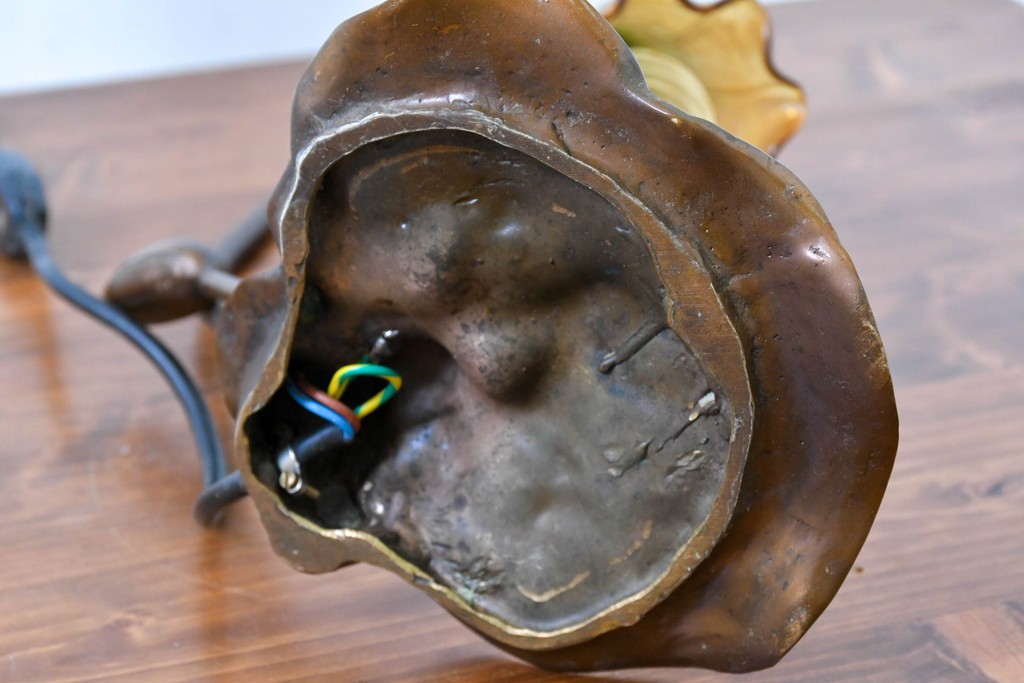 中古　スイス　アンティーク調　葉形ベースと花形ガラスシェードのデスクライト　(R-084097)