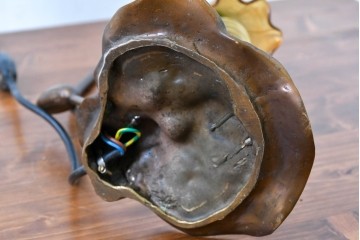 中古　スイス　アンティーク調　葉形ベースと花形ガラスシェードのデスクライト　(R-084097)