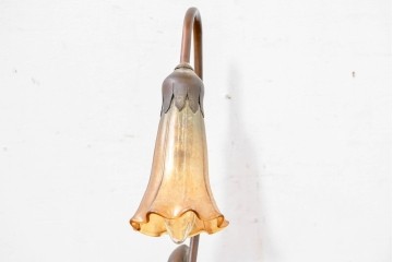 中古　スイス　アンティーク調　葉形ベースと花形ガラスシェードのデスクライト　(R-084097)