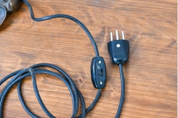 中古　スイス　アンティーク調　葉形ベースと花形ガラスシェードのデスクライト　(R-084097)