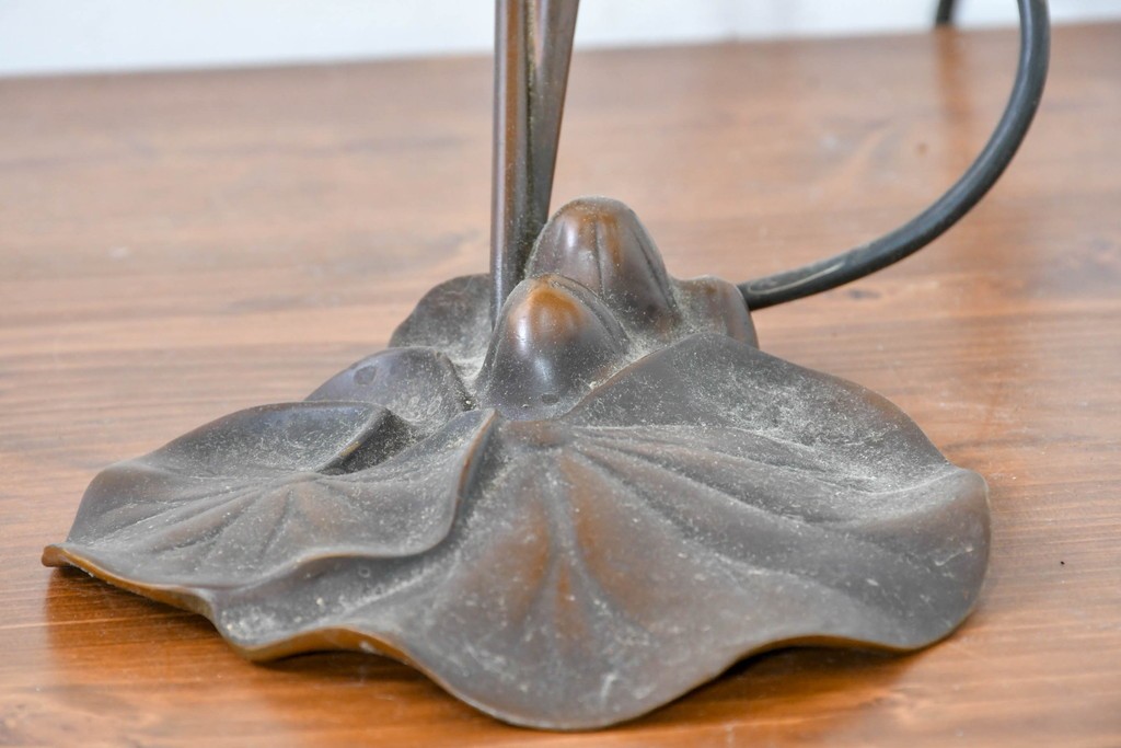 中古　スイス　アンティーク調　葉形ベースと花形ガラスシェードのデスクライト　(R-084097)