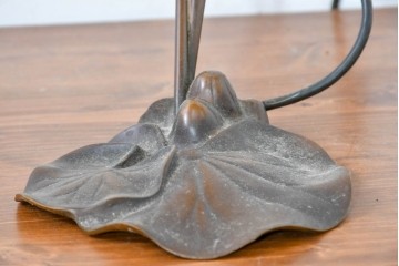 中古　スイス　アンティーク調　葉形ベースと花形ガラスシェードのデスクライト　(R-084097)