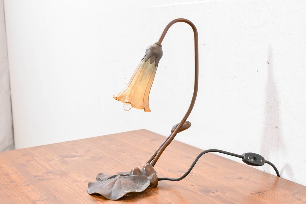 中古　スイス　アンティーク調　葉形ベースと花形ガラスシェードのデスクライト　(R-084097)