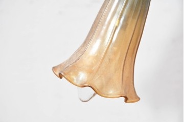 中古　スイス　アンティーク調　葉形ベースと花形ガラスシェードのデスクライト　(R-084097)