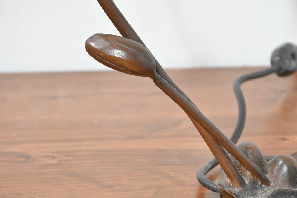 中古　スイス　アンティーク調　葉形ベースと花形ガラスシェードのデスクライト　(R-084097)