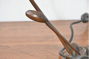 中古　スイス　アンティーク調　葉形ベースと花形ガラスシェードのデスクライト　(R-084097)