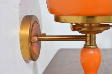 和製ヴィンテージ　鮮やかなオレンジ被せガラスシェードが味わい深いレトロデザインの壁掛け照明　(R-084106)