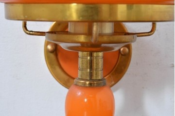 和製ヴィンテージ　鮮やかなオレンジ被せガラスシェードが味わい深いレトロデザインの壁掛け照明　(R-084106)