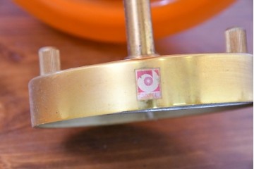 和製ヴィンテージ　レトロな佇まいが印象的なオレンジ被せガラスの壁掛け照明　(R-084107)