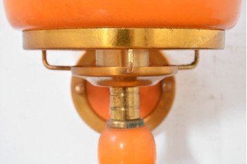 和製ヴィンテージ　レトロな佇まいが印象的なオレンジ被せガラスの壁掛け照明　(R-084107)