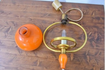 和製ヴィンテージ　オレンジ色の被せガラス×異国情緒漂うデザインのペンダントライト　(R-084111)