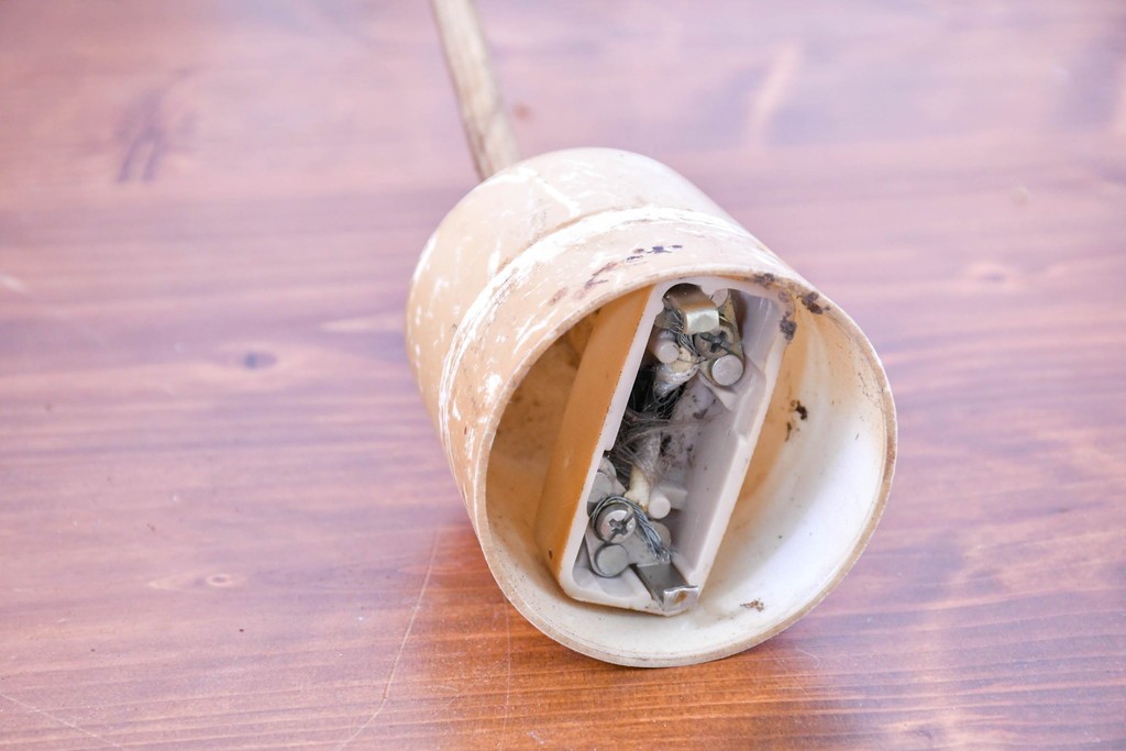 和製ヴィンテージ　オレンジ色の被せガラス×異国情緒漂うデザインのペンダントライト　(R-084113)