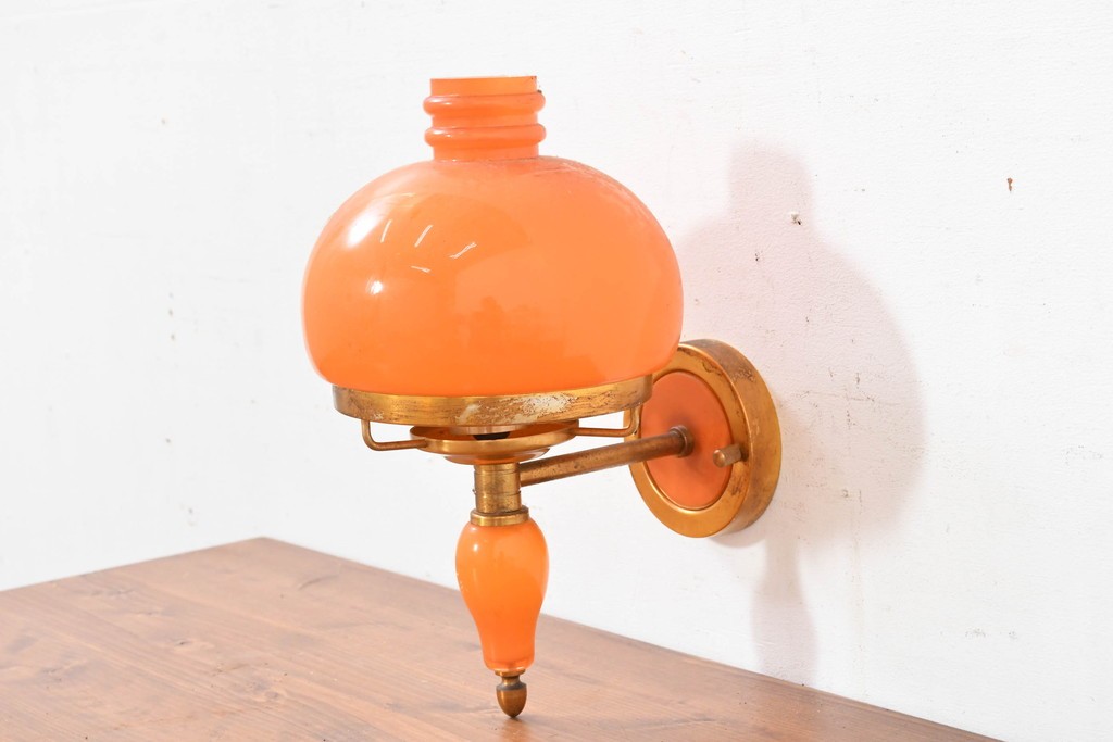 和製ヴィンテージ　被せガラスの温かな趣が漂うレトロデザインの壁掛け照明　(R-084114)