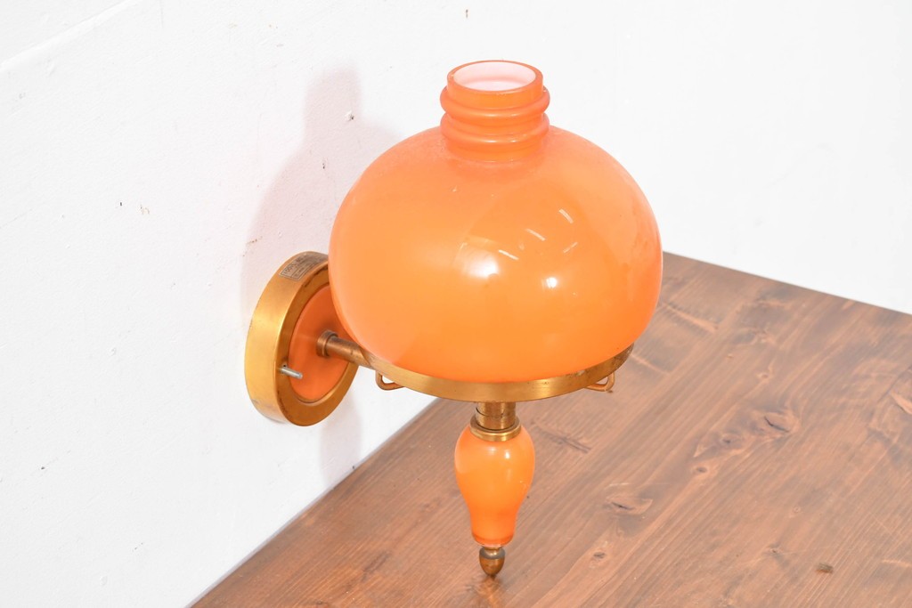 和製ヴィンテージ　被せガラスの温かな趣が漂うレトロデザインの壁掛け照明　(R-084114)